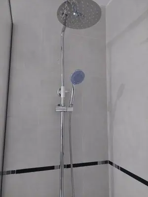 a shower with a shower head in a bathroom at Increíble dto de 1 dorm en Nva Cordoba in Cordoba