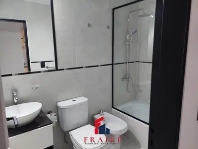 a bathroom with a toilet and a sink and a shower at Increíble dto de 1 dorm en Nva Cordoba in Cordoba