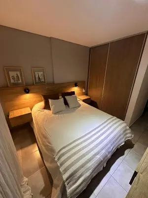 a bedroom with a large bed in a room at Increíble dto de 1 dorm en Nva Cordoba in Cordoba