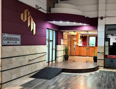 a lobby of a building with a sign on the wall at Hermoso Apartamento en Edificio Saint Michel in Cordoba