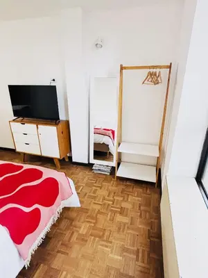 a bedroom with a bed and a tv and a mirror at Hermoso Apartamento en Edificio Saint Michel in Cordoba
