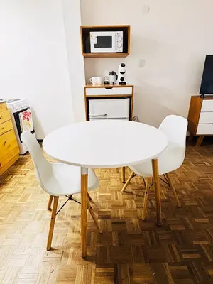 a white table and chairs in a kitchen with a microwave at Hermoso Apartamento en Edificio Saint Michel in Cordoba
