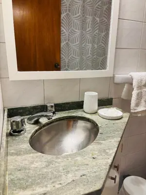 a bathroom with a sink and a mirror at Hermoso Apartamento en Edificio Saint Michel in Cordoba