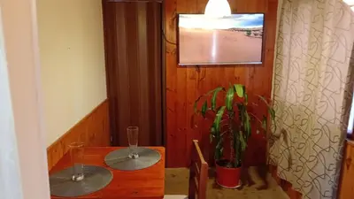 a table with two glasses and a plant in a room at El Vergel in Santa María