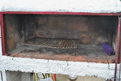 a brick wall with a grill inside of it at Departamento cómodo y tranquilo in Villa Carlos Paz