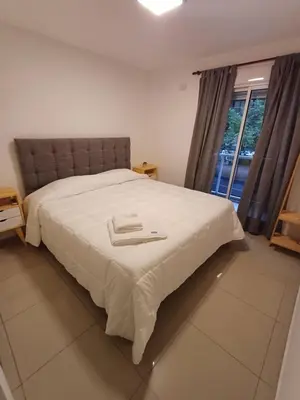 a bedroom with a bed with two white towels on it at Hermoso departamento doble be in Cordoba
