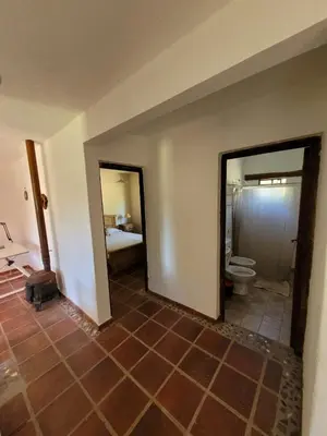 a room with a bathroom with a toilet and a bedroom at Casona y Casa de Campo in Santa María