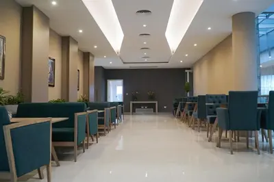 a row of chairs and tables in a room at Amérian Río Cuarto in Río Cuarto
