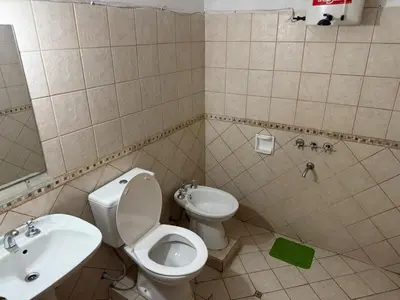 a bathroom with a toilet and a sink at Casa Villa Carlos Paz, con pileta, frente al río in Villa Carlos Paz