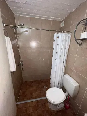 a small bathroom with a toilet and a shower at La Casa de Petro in Cordoba