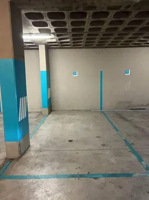 an empty room with blue paint on the walls at Departamento equipado in Río Cuarto