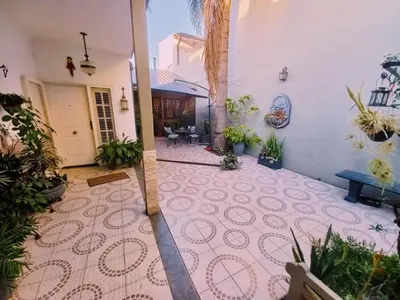 a courtyard of a house with a tile floor at Impecable departamento temporario en Córdoba in Cordoba