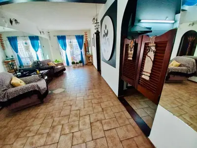 a living room with a couch and a table at Impecable departamento temporario en Córdoba in Cordoba