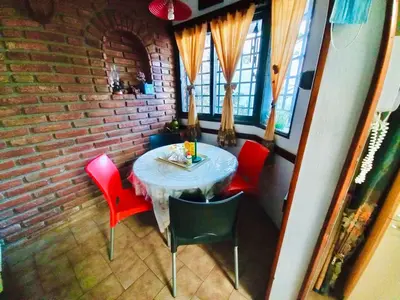 a table and chairs in a room with a brick wall at Impecable departamento temporario en Córdoba in Cordoba