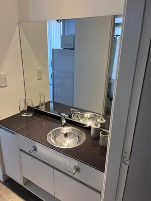 a bathroom with two sinks and a large mirror at Departamento en el centro - Lake Tower in Villa Carlos Paz
