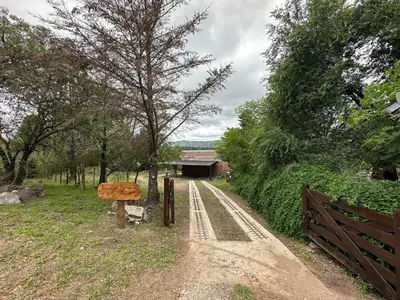 a dirt road with a fence and a building at Buena Vista Icho Cruz in Villa Icho Cruz