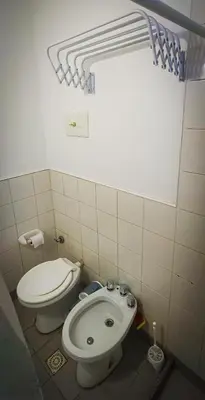 a bathroom with a toilet and a sink at Departamento SANATORIO ALLENDE - OULTON - GÜEMES - CENTRO - 5 MIN HOSPITAL PRIVADO - QUALITY - CÓRDOBA in Cordoba