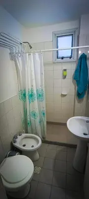 a bathroom with a toilet and a sink at Departamento SANATORIO ALLENDE - OULTON - GÜEMES - CENTRO - 5 MIN HOSPITAL PRIVADO - QUALITY - CÓRDOBA in Cordoba