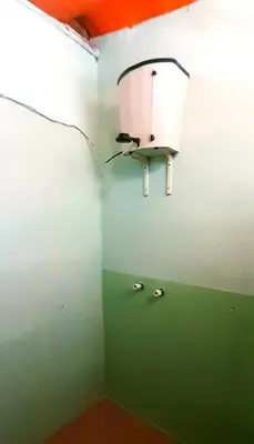 a bathroom with a green and white wall at Dpto en Santa María de Punilla in Cordoba