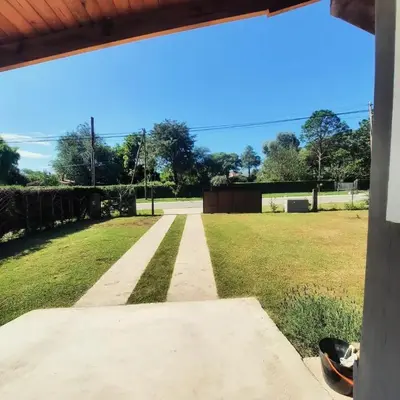 a walkway through a field of grass at Cabaña Kiara VGB in Villa General Belgrano