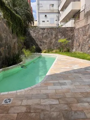 a pool of green water next to a building at Departamentos en Barrio Gral Paz a pocos metros de clínicas in Cordoba