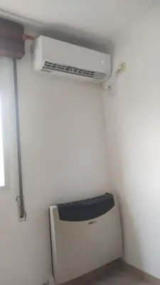 a room with a air conditioner on the wall at Departamento céntrico in Río Cuarto