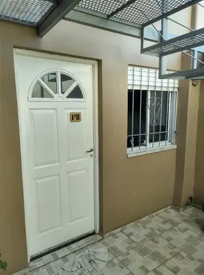 a white door in a room with two windows at Departamento céntrico in Río Cuarto