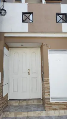 a garage with a white door on a building at Departamento céntrico in Río Cuarto