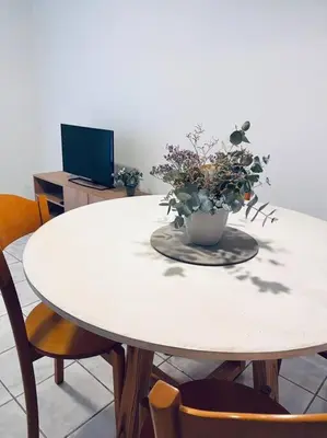 a white table with a vase of flowers on it at Nueva Cordoba a metros de Palacio Ferreyra in Cordoba