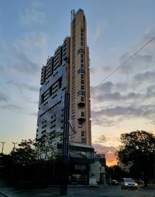 a tall building on a city street at sunset at Moderno departamento/Loft Córdoba - Coral State in Cordoba