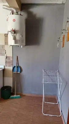 a kitchen with a drying rack in a room at Lo de Andrés y Marina in Arroyo de Los Patos