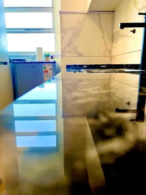 a kitchen with white counters and a counter top at DEPARTAMENTO CENTRAL in Cordoba
