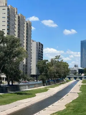 an empty street in a city with tall buildings at Departamento del Río - Late CheckOut in Cordoba