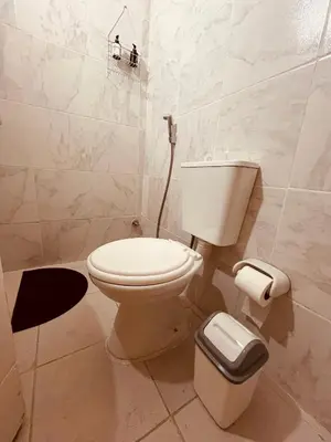 a bathroom with a toilet and a trash can at Departamento moderno Zona centro in Cordoba