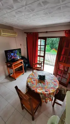 a living room with a table and a television at Ofelia, departamento en Alta Gracia. in Alta Gracia
