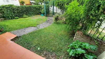 a garden with a fence and a yard with grass at Ofelia, departamento en Alta Gracia. in Alta Gracia
