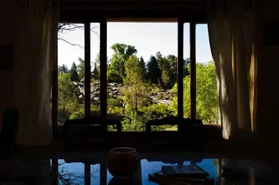 a room with a window with a view of trees at HOSTERÍA ARROYO CRISTAL in Cavalango