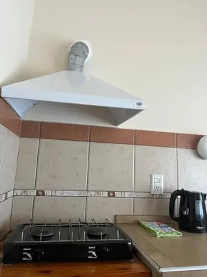 a light above a stove in a kitchen at Casa Lavanda in Embalse