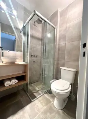 a bathroom with a toilet and a shower and a sink at Departamento cálido y tranquilo SS2 in Cordoba