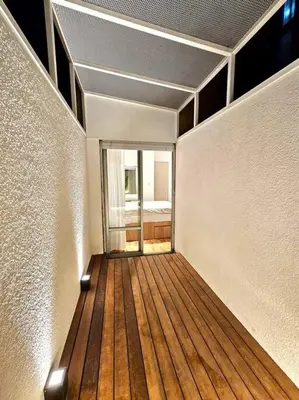 an empty room with a wooden floor and a window at Departamento cálido y tranquilo SS2 in Cordoba