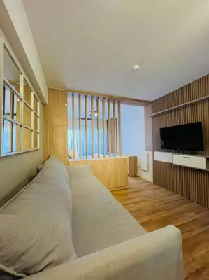 a living room with a couch and a television at Departamento en hermosa zona de Nueva Córdoba. SS3 in Cordoba