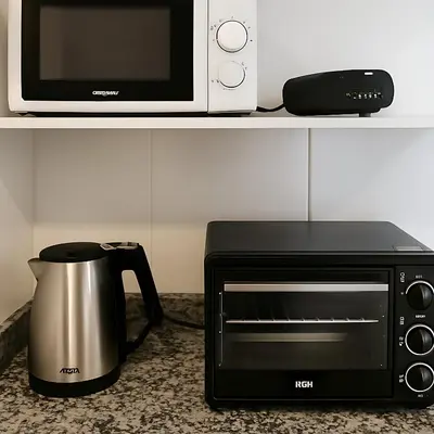 a microwave and a toaster oven and a coffee pot at Coral State Premium Tower in Cordoba