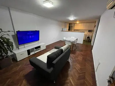 a living room with a couch and a tv at Depto Nva Cba mts Parque Sarmiento in Cordoba