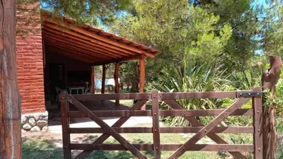 a wooden fence in front of a cabin at Al pie del cerro in San Javier