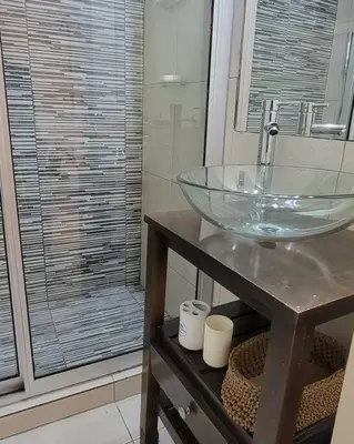 a bathroom with a glass sink and a window at La mejor ubicación para alojarte! in Cordoba