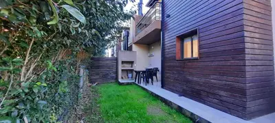 a backyard with green grass and a house at Alma Serrana VGB in Villa General Belgrano