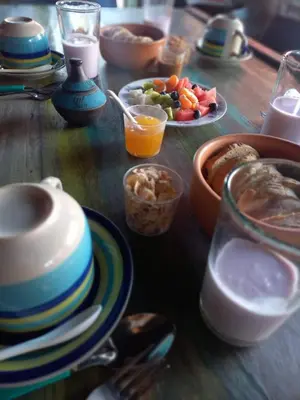 a table with plates of food and a plate of food at Hostel del pueblo in Amboy