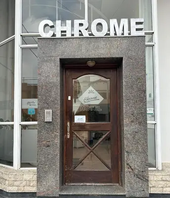 a door to a store with a sign above it at Chrome Hotel in Río Cuarto