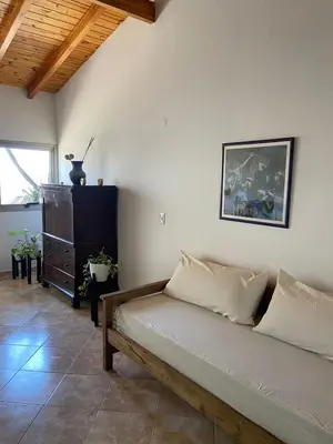 a bedroom with a bed and a dresser in a room at La Casita Yogui - MONOAMBIENTE 2 in Santa Rosa de Calamuchita