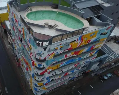 a building with a swimming pool on the side of it at Departamento 3 Paris - Edificio VILAUT by INMOVE Temporarios in Cordoba
